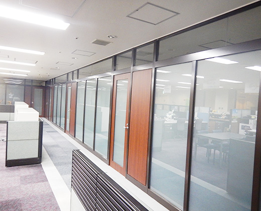 間仕切壁改修工事（瞬間調光ガラス）の写真
